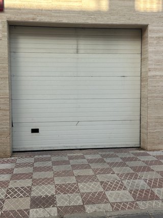 Puerta seccional blanca