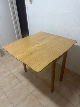 Mesa de comedor de madera