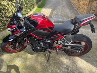 Kawasaki Z900 Negra y Roja