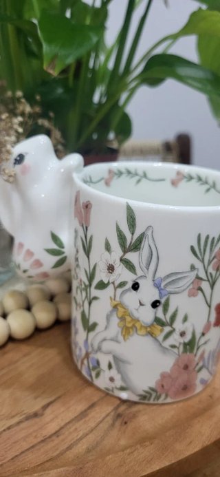 Taza de cerámica con diseño de conejo y flores