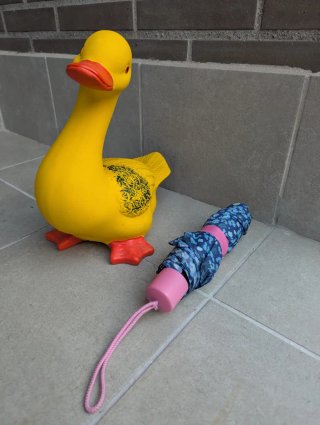 Pato de cerámica amarillo y rojo
