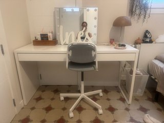 Mesa de escritorio blanca con dos cajones s