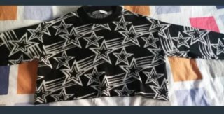 Jersey Bershka estrellas negro y blanco