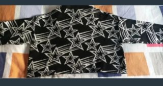 Jersey Bershka estrellas negro y blanco