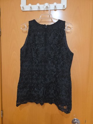 Blusa negra encaje sin mangas
