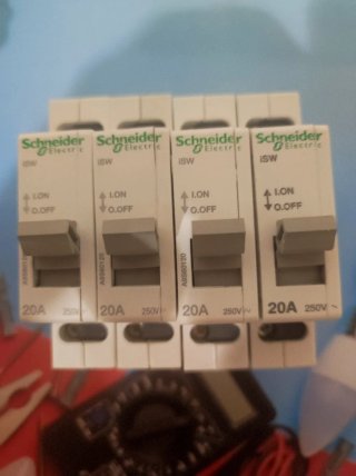 4 Interruptores Schneider Electric ISW 20A 250V
