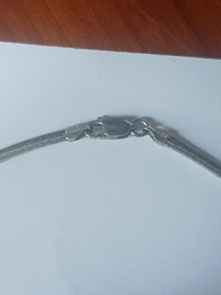 Collana rigida con pendente pietra bianca