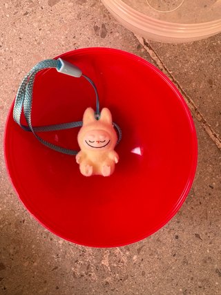 Llavero Labubu con cápsula