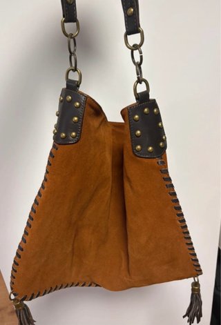 Bolso de piel marrón con tachuelas