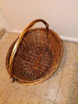 Cesta de mimbre con asa