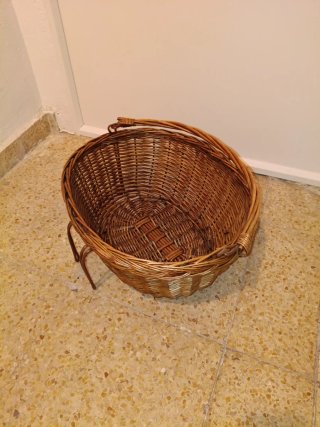 Cesta de mimbre con asa