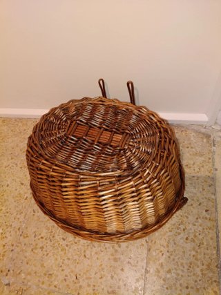 Cesta de mimbre con asa