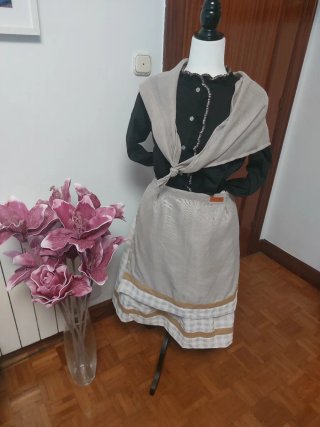 Traje de casera completo beige y negro