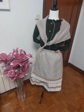 Traje de casera completo beige y negro