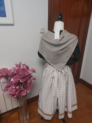 Traje de casera completo beige y negro