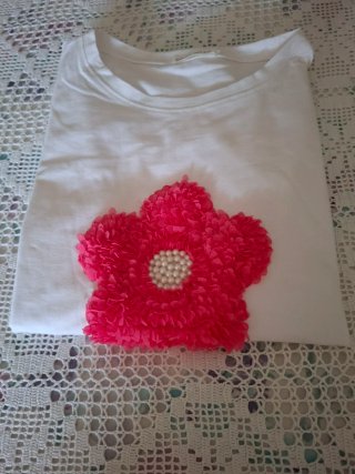 Camiseta blanca con flor rosa