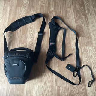 Custodia per fotocamera Amazon Basics più tracolla