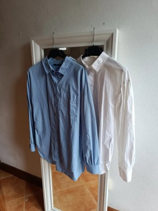 Camisas azules y blancas