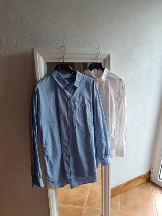 Camisas azules y blancas