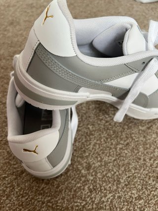 Zapatillas Puma grises y blancas