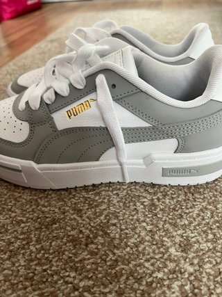 Zapatillas Puma grises y blancas