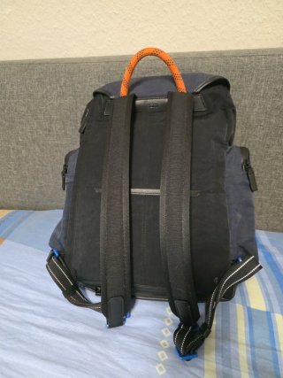 Mochila Tumi Negra con Cordones Naranja y Azul