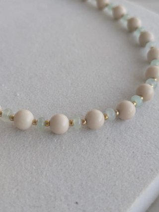 Collar Cuentas Piedra Natural Beige y Doradas