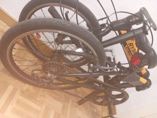 Bicicleta plegable RYME STREET y candado.
