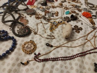 Lote de bisutería y objetos antiguos