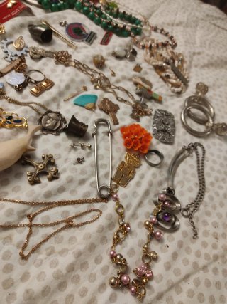 Lote de bisutería y objetos antiguos