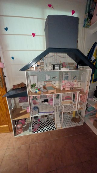 Casa de muñecas grande con muebles