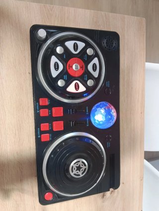 Console DJ con cuffie