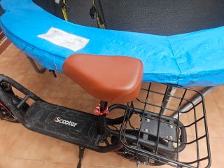 Patinete eléctrico con asiento y cesta