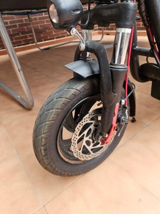 Patinete eléctrico con asiento y cesta