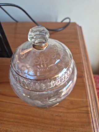 Bombonera de cristal con tapa dorada