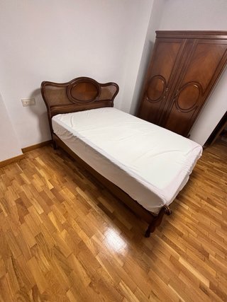 Cama clásica de matrimonio con ratán