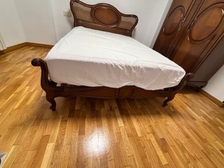 Cama clásica de matrimonio con ratán