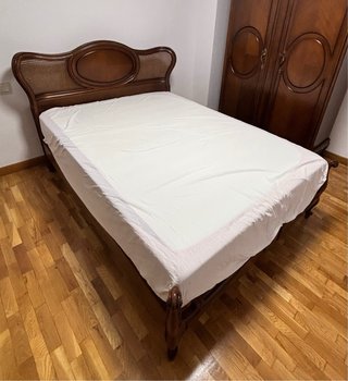 Cama clásica de matrimonio con ratán