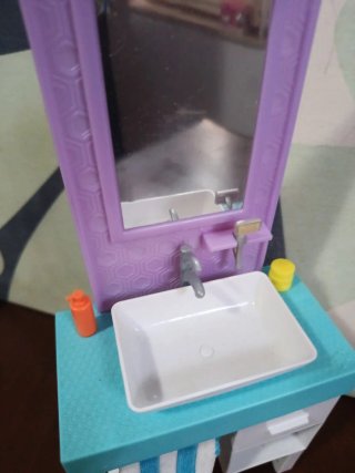 Ken Mattel con toilette da bagno per bambole