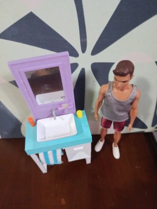 Ken Mattel con toilette da bagno per bambole