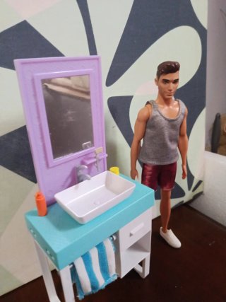 Ken Mattel con toilette da bagno per bambole