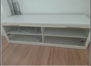 Mueble bajo vitrina blanco y cristal
