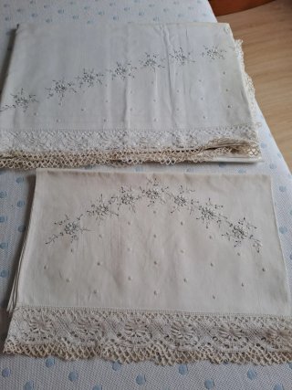 Sábanas antiguas bordadas a mano con volantes