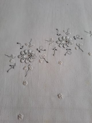 Sábanas antiguas bordadas a mano con volantes