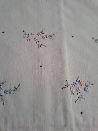 Sábanas antiguas bordadas a mano con volantes