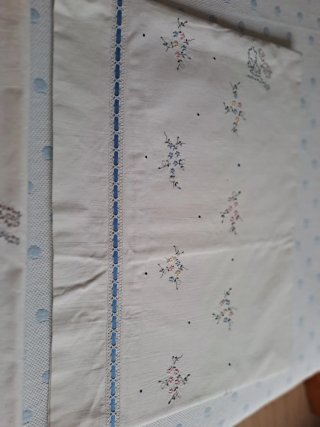 Sábanas antiguas bordadas a mano con volantes