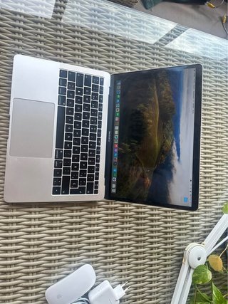 MacBook Air 13 2019 i5 8GB 128GB + Magic Mouse