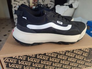 Zapatillas Vans Negras y Blancas