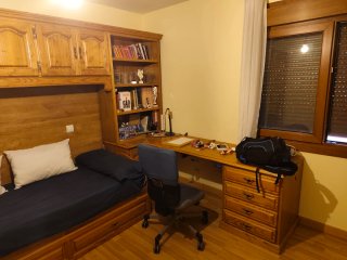 Habitación juvenil madera castaño maciza.