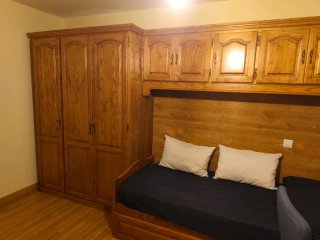Habitación juvenil madera castaño maciza.